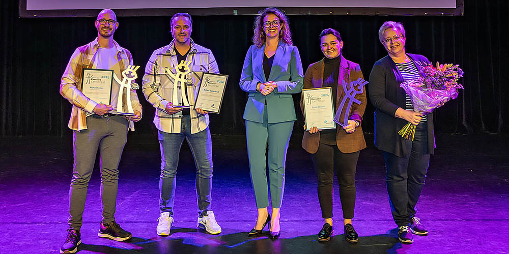 Foto van wethouder Denise Mulder met de winnaars van Onderwijsprijs Maassluis 2024 