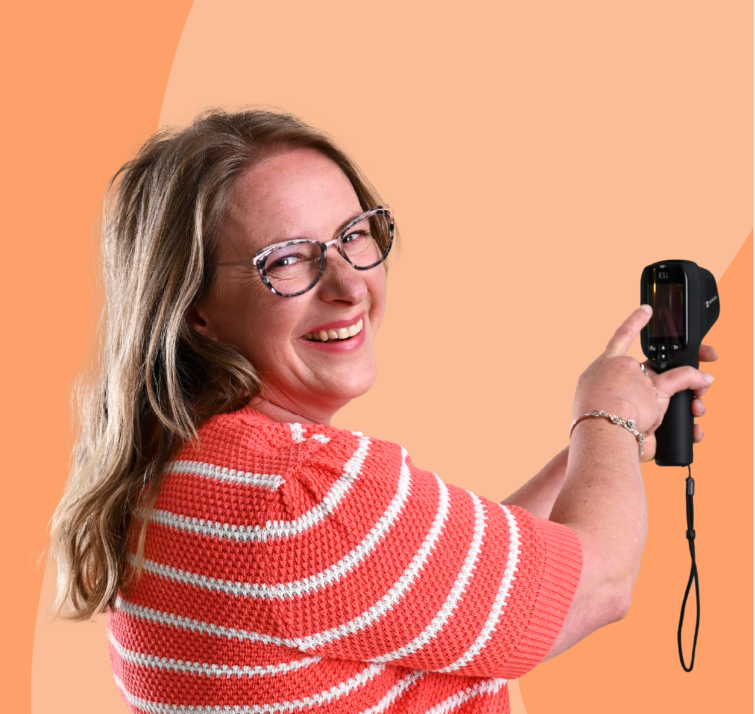 energiecoach Sonja met een warmtemeter