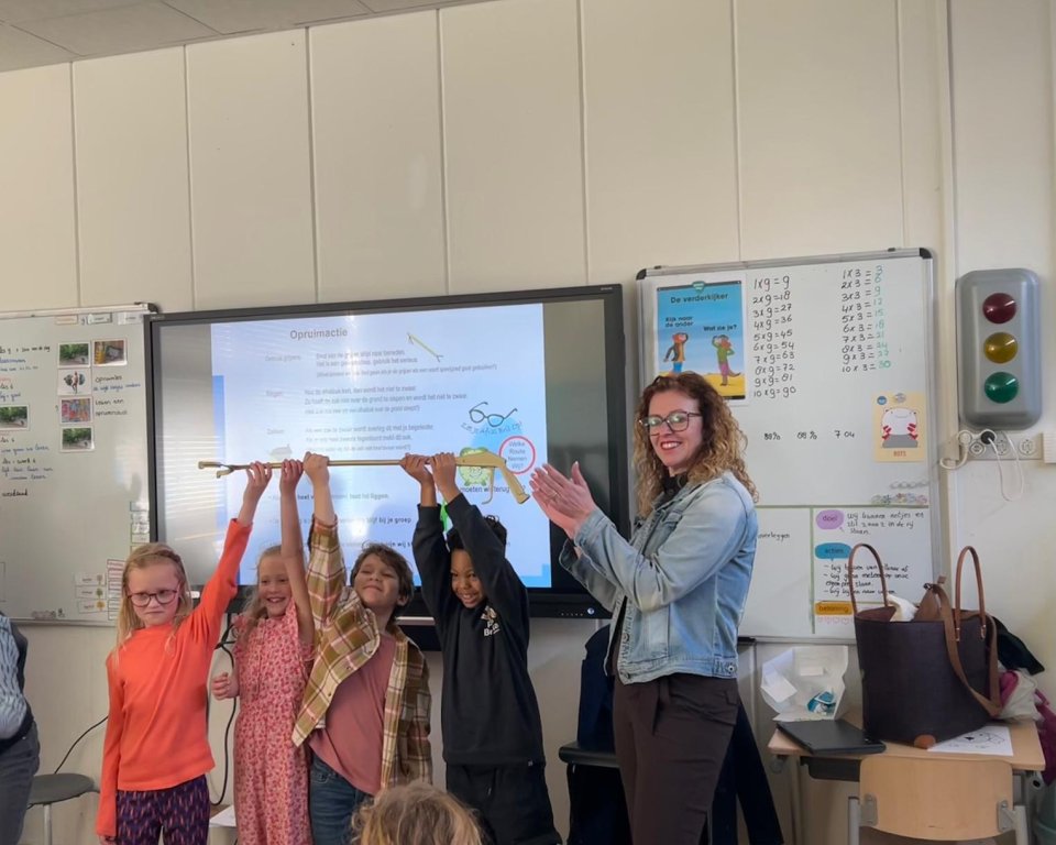 Wethouder Denise Mulder geeft de Gouden Grijper aan basisschoolleerlingen