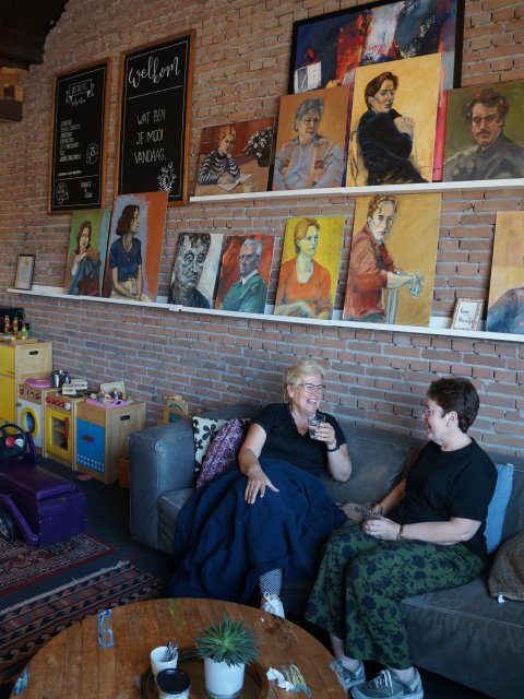 2 vrouwen zitten te kletsen in de woonkamer van de doorsluizer