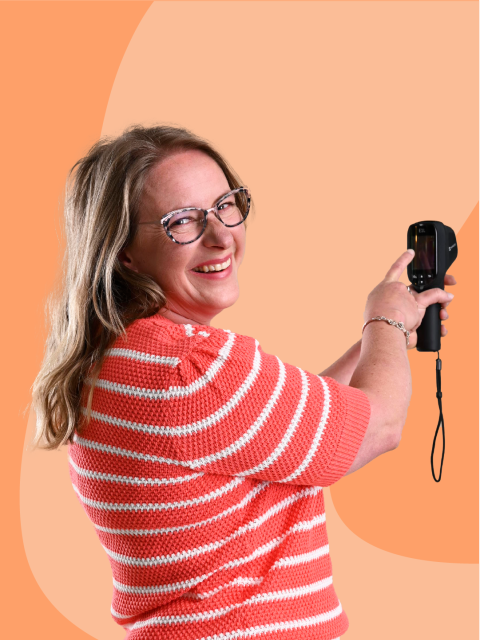 Energiecoach Sonja met een warmte meetapparaat
