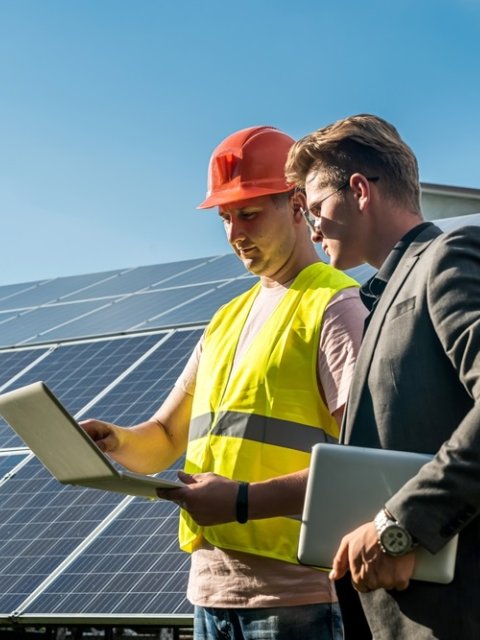 Zonnepanelen aanleggen op een dak