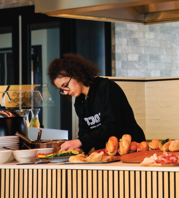 MKB ondernemer maakt een maaltijd klaar in haar café