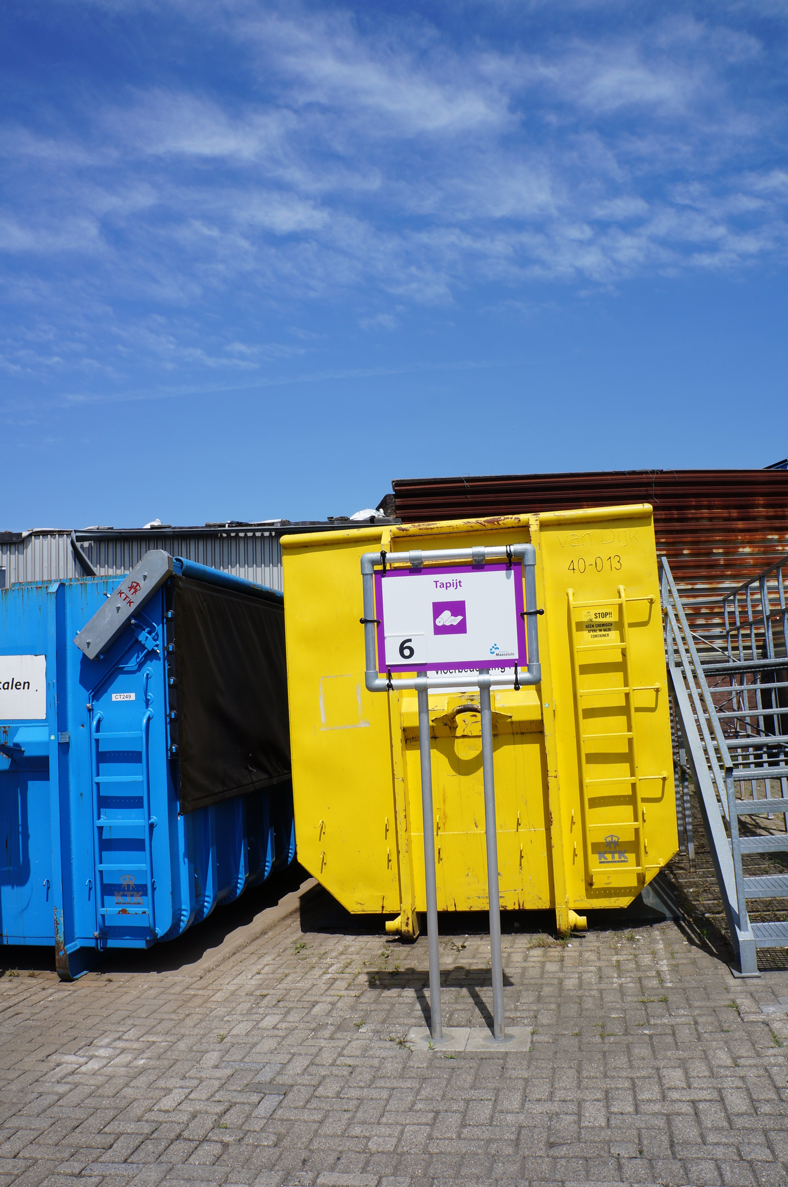 Metalen bak voor tapijt recycling
