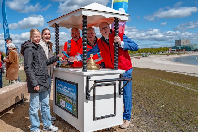 Bestuurders delen ijsjes uit aan bezoekers stadsstrand