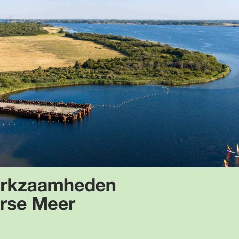 In zwarte letters: Let op! Werkzaamheden op het Veerse Meer