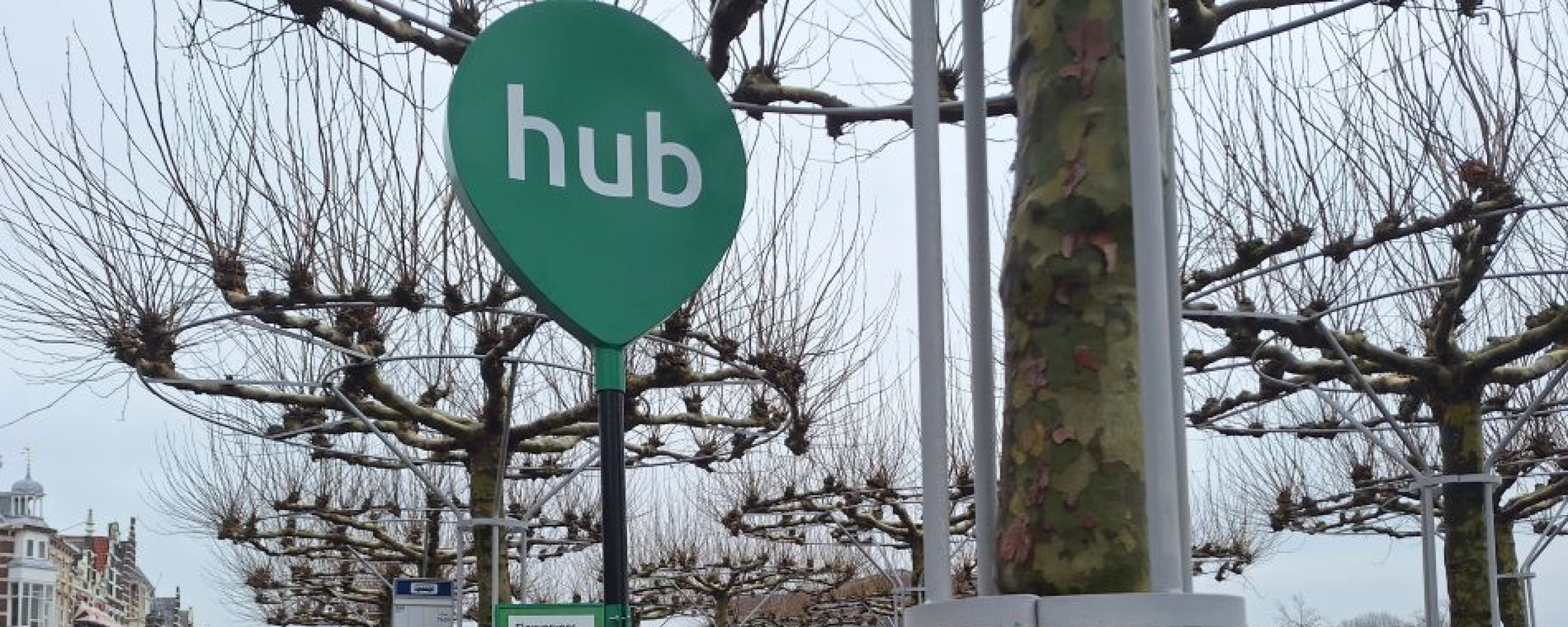 In witte letters het woord hub op een groen haltebord