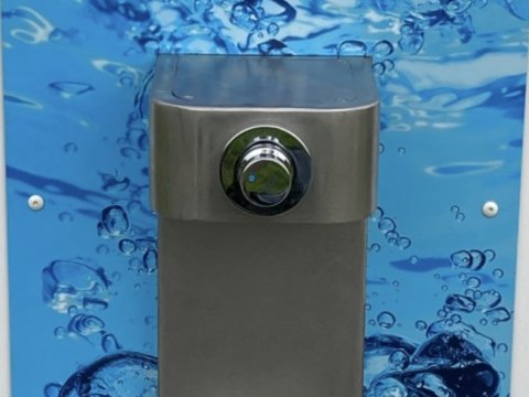 Een watertappunt met het logo van gemeente Middelburg en de tekst Tap hier lekker en gezond kraanwater