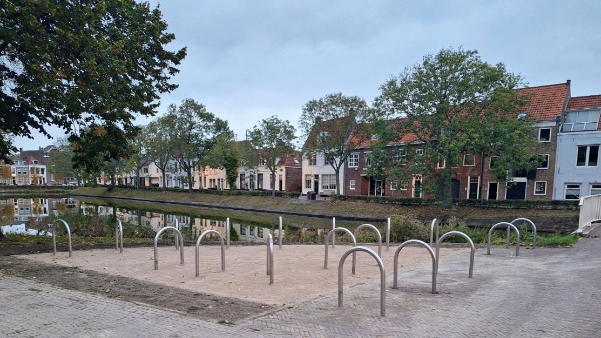 Meer plek voor fietsen Damplein en Langevielebinnenbrug
