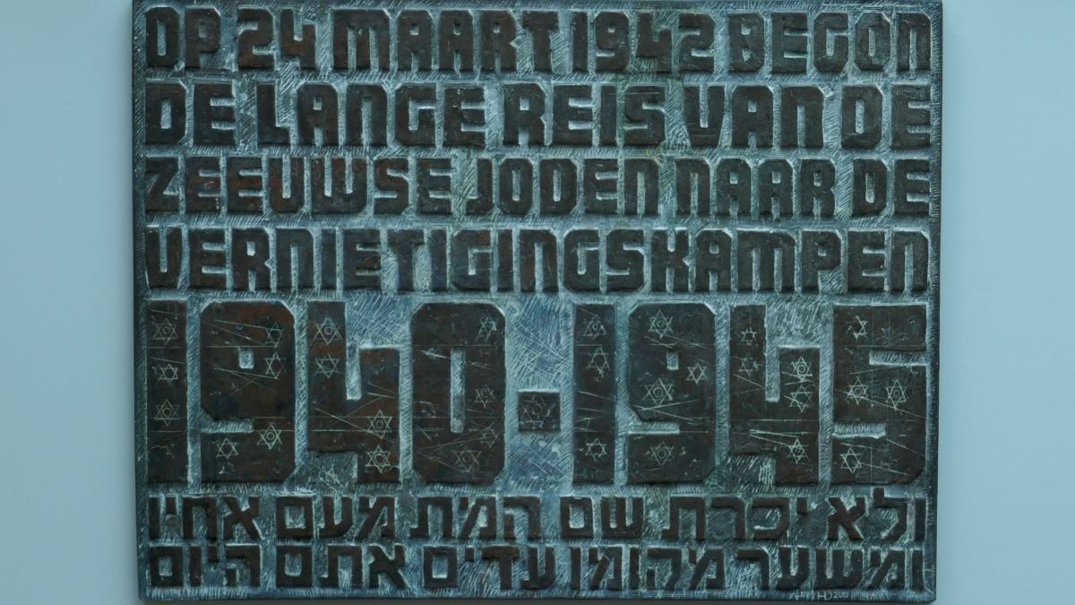 Herinneringsplaquette gedeporteerde Zeeuwse Joden tijdelijk naar de ZB vanwege restauratie station