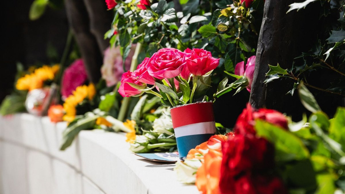 Vlag wappert op zaterdag 15 augustus in Middelburg