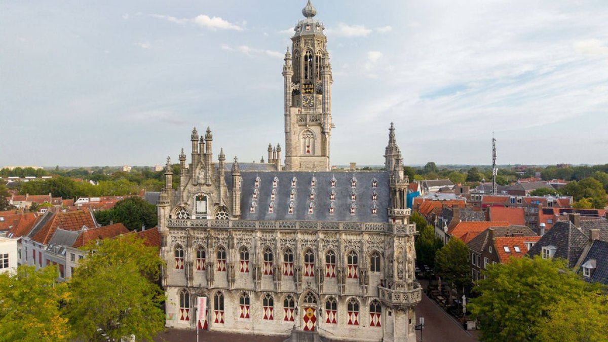 Restauratie gevels en toren stadhuis Middelburg van start