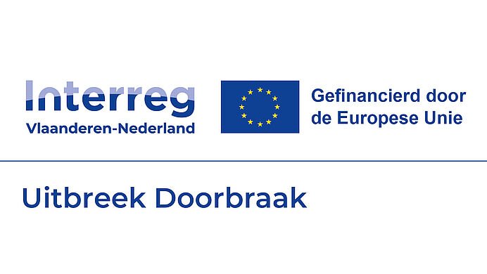 In blauwe letters de tekst Interreg Vlaanderen-Nederland Gefinancieerd door de Europese Unie Uitbreek Doorbraak