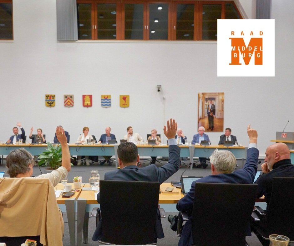 Stemmen tijdens raadsvergadering. Rechtsboven in afbeelding het oranje logo van Raad Middelburg