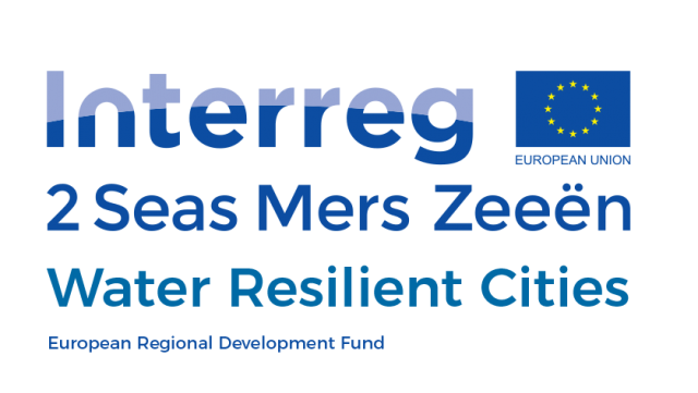 In blauwe letters het logo van het Europese project Interreg 2 seas Mers Zeeën Water Resilient Cities European Regional Development Fund  