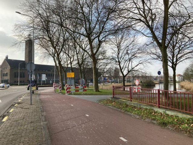 Op een geel bord is in zwarte letters te lezen dat de Poelendaelesingel afgesloten is van 17 februari tot en met 11 april