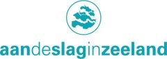 In blauwgroene letters het logo van aan de slag in Zeeland met daarboven de kaart van Zeeland