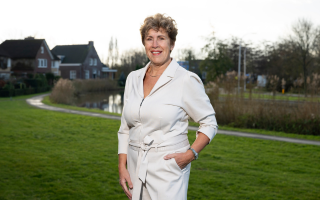 Fenna Noordermeer officieel beëdigd als burgemeester van Midden ...