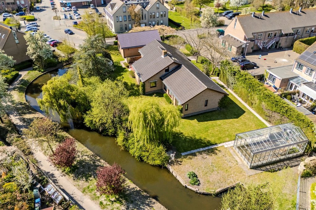 Luchtfoto van kavel uit verkoopdocumentatie