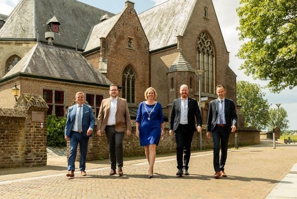 van links naar rechts Ton Herings, Holger Rodoe, burgemeester Inge van Dijk, Frank Dillerop en Ward Mariman (gemeentesecretaris)