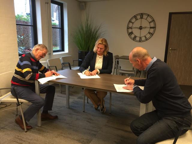 Wim Wijnhofen, voorzitter Huurdersraad Destion, wethouder Karin Peters en directeurbestuurder Wilbert Pothoff ondertekenen afspraken.