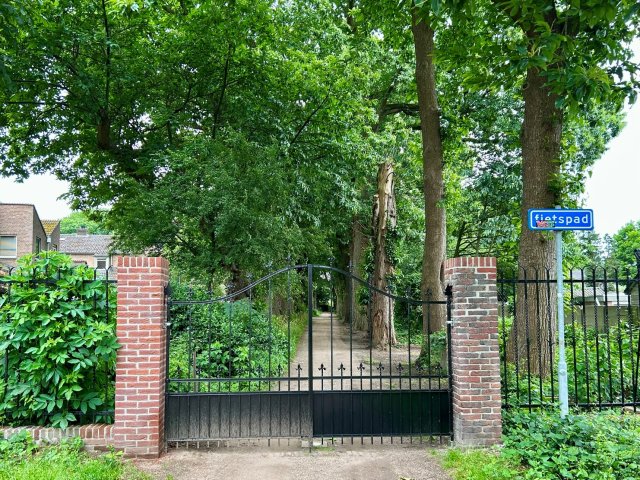 het hekwerk na herstel.