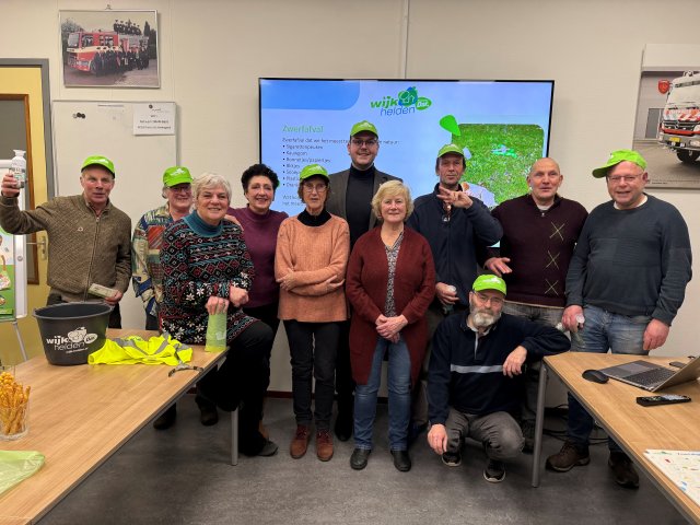 Aantal wijkhelden bij elkaar samen met wethouder Rodoe