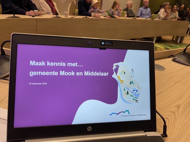 beeldscherm met slide ‘Maak kennis met… gemeente Mook en Middelaar’
