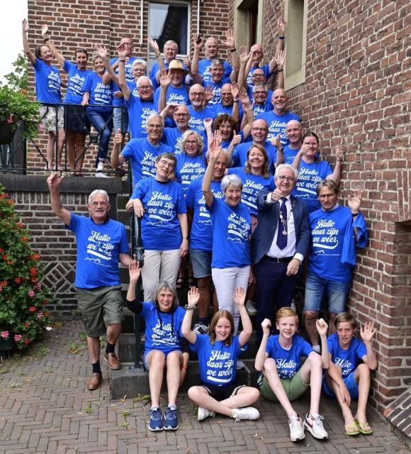 deelnemers 4Daagse met burgemeester op een trap