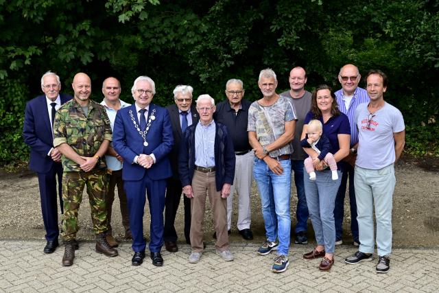 veteranen bij elkaar met burgemeester Gradisen in hun midden.