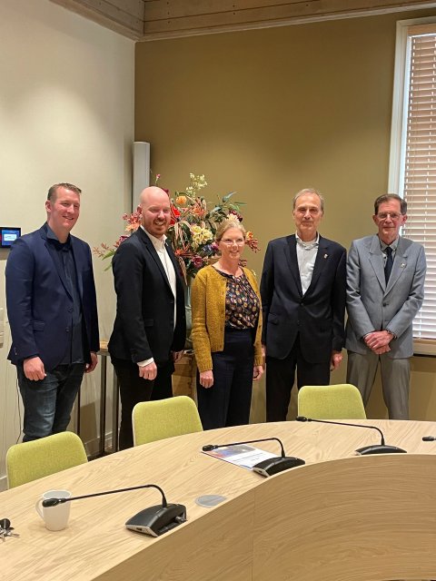 Foto: v.l.n.r. Arjen Mehlkop (D66), Frank Dillerop (PRO, Hanneke Roozendaal (PRO), Almar Nijssen (D66) en François Jongen (CDA).
