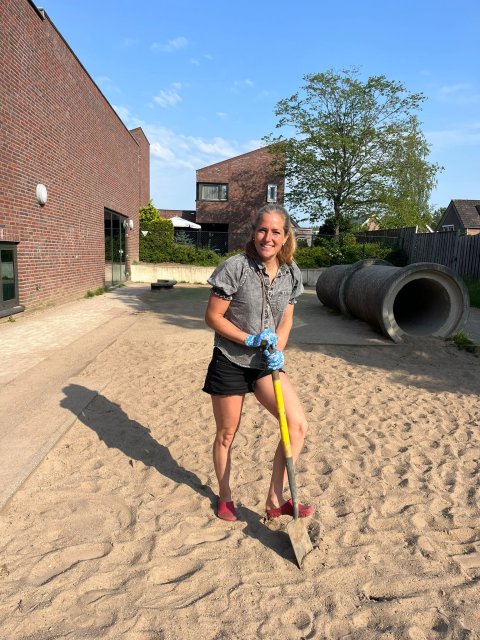 Initiatiefneemster Manja Peeters op het schoolplein