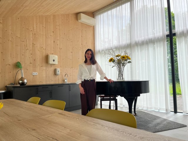 Melanie Stepanjan staat bij een vleugel