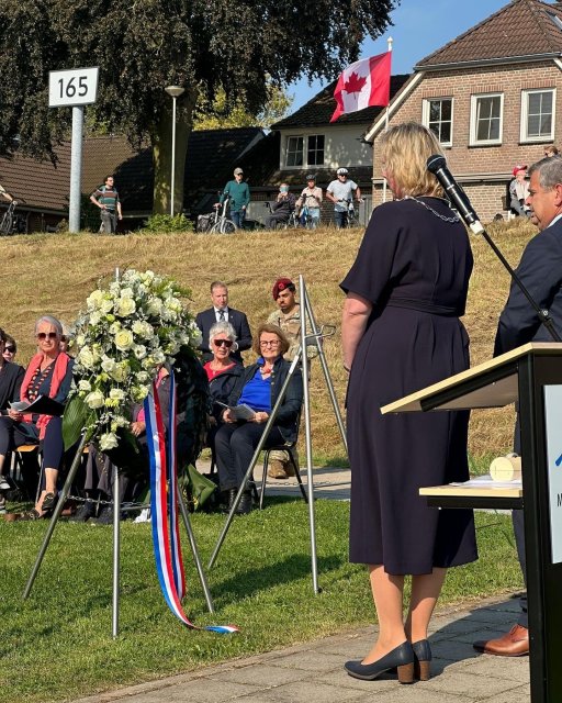 Burgemeester van Dijk voor het oorlogsmonument