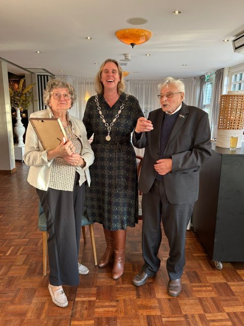 Burgemeester Van Dijk met mevrouw en meneer Groenen-Van Bergen