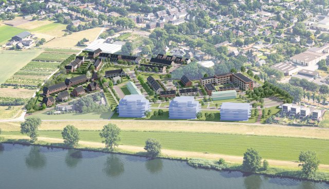 Luchtimpressie van de nieuwe woonwijk De Maastuin. Op de voorgrond stroomt de Maas met een groene dijk en wandelpad. Daarachter ligt de nieuwbouwwijk met een mix van appartementen, rijwoningen en vrijstaande woningen, veel groen en nieuwe straten. In de afbeelding zijn deelgebieden aangegeven, zoals Dorps Wonen, de Entreezone en Wonen aan de Maas. Op de achtergrond is het bestaande dorp met huizen en voorzieningen te zien.