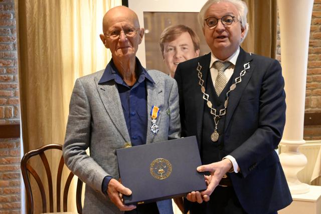 burgemeester Gradisen reikt lintje uit aan Dr. G.J.H. (Sjraar) Grubben 