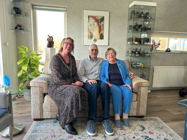 burgemeester Inge van Dijk naast het bruidspaar Janssen-Geiger