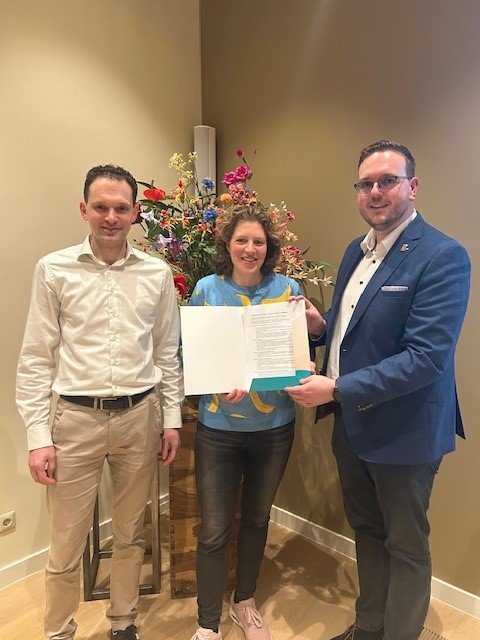 Wethouder Rodoe samen met 2 leden van de Dorpsraad Mook