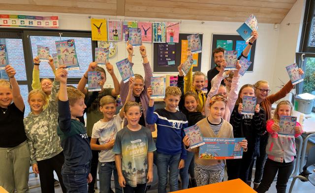 klas met kinderen die boekje laten zien