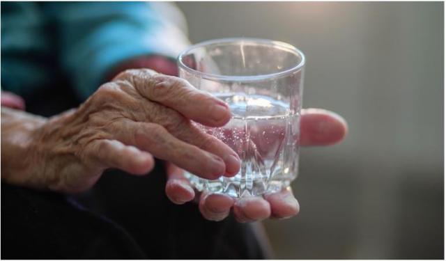 handen met een glas water