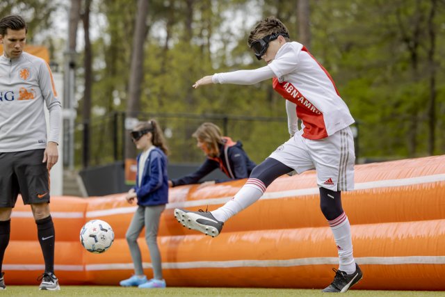 jongeren die aan het voetballen zijn