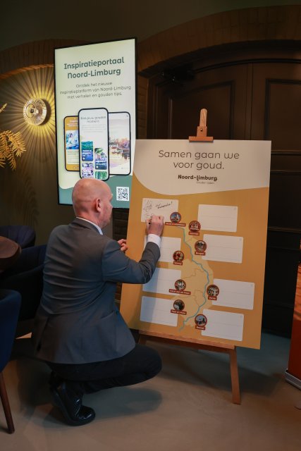 Wethouder Frank Dillerop ondertekent de nieuwe merkidentiteit van Noord-Limburg.