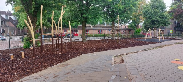 Schoolplein met nieuwe toestellen