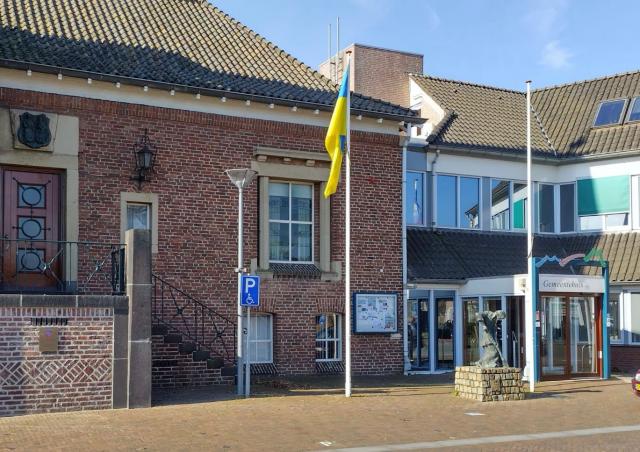 vlag van Oekraïne voor het gemeentehuis van Mook