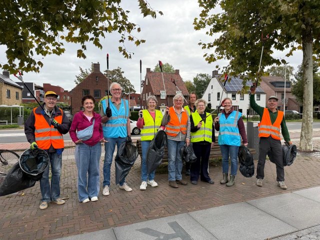 Negen enthousiaste vrijwilligers, met wethouder Hanneke van Roozendaal als tweede van rechts.