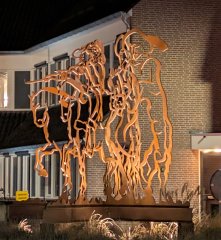 Het kunstwerk ‘De gebroeders Van Nassau’ op de rotonde in Mook is sinds kort verlicht.