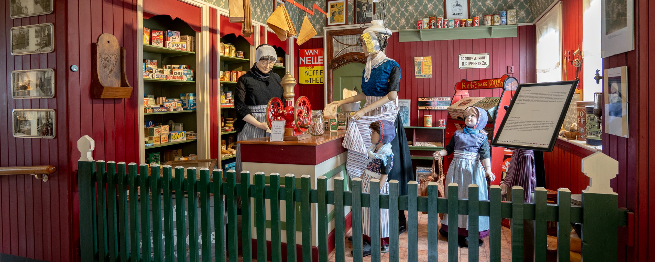 Foto van een Urker winkeltje in het museum