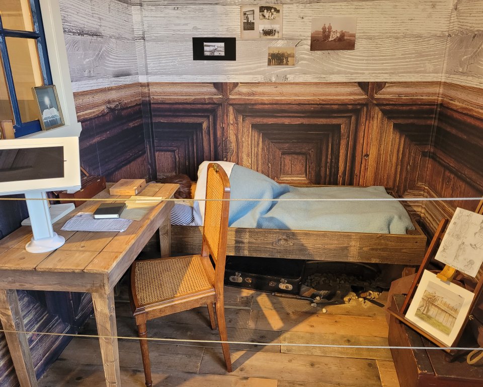 Een nagebouwde verblijfsruimte zoals die in het museum te zien is