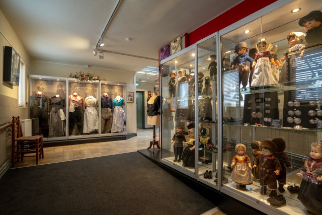 Klederdracht ten toon gesteld in het museum